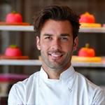 Portrait d'Antoine Moreau, chef confiseur innovant chez Gourmandise Velours.