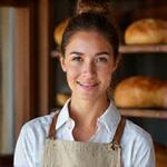 Portrait souriant de Camille Lefevre, co-fondatrice et experte en boulangerie chez Gourmandise Velours.
