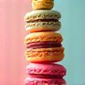 Photo de macarons multicolores et brillants alignés.