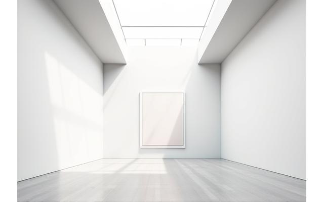 Intérieur d'une galerie d'art contemporain lumineuse, espace minimaliste et grandes fenêtres